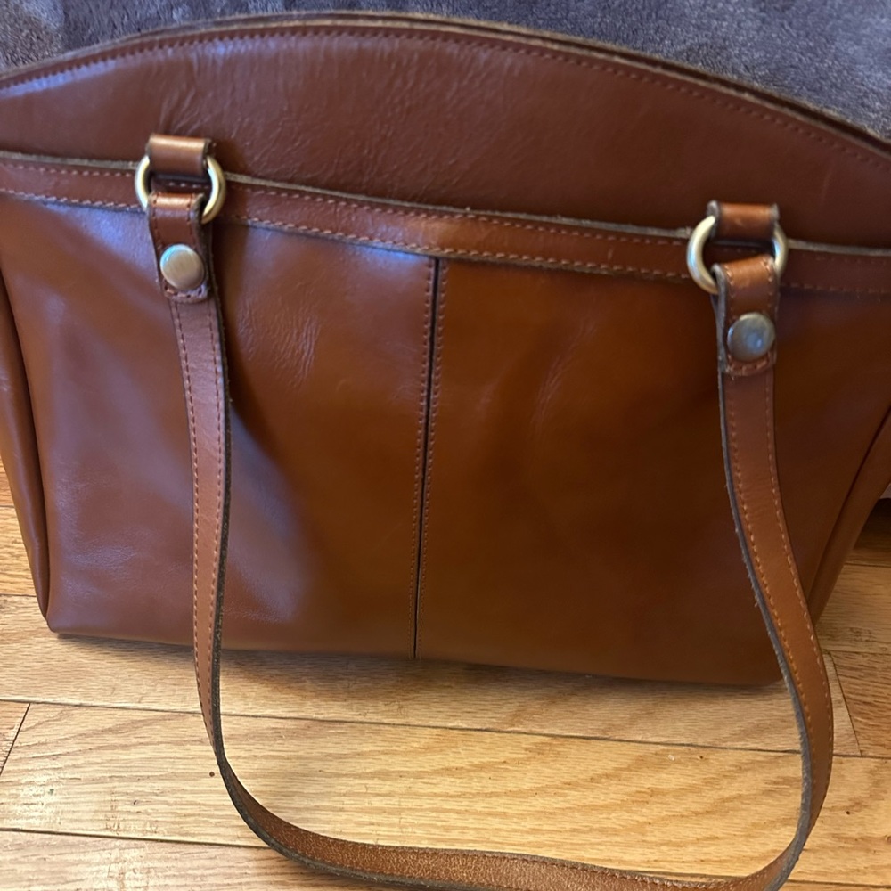 This is a Patricia Nash purse with lots of storage that’s in amazing condition